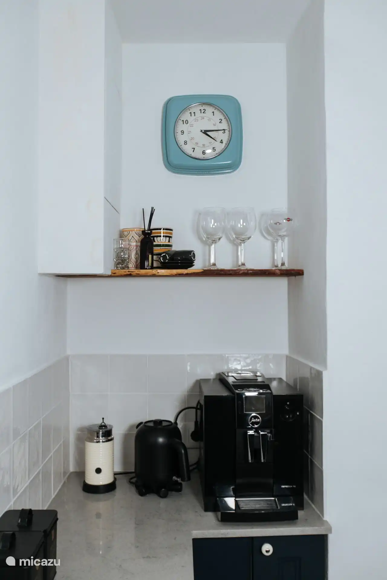 En entrant dans la cuisine sur la gauche, vous trouverez le coin café et thé. Il y a 2 bouteilles d’eau prêtes pour vous à votre arrivée. Il y a une autre cafetière qui est maintenant une nespresso.