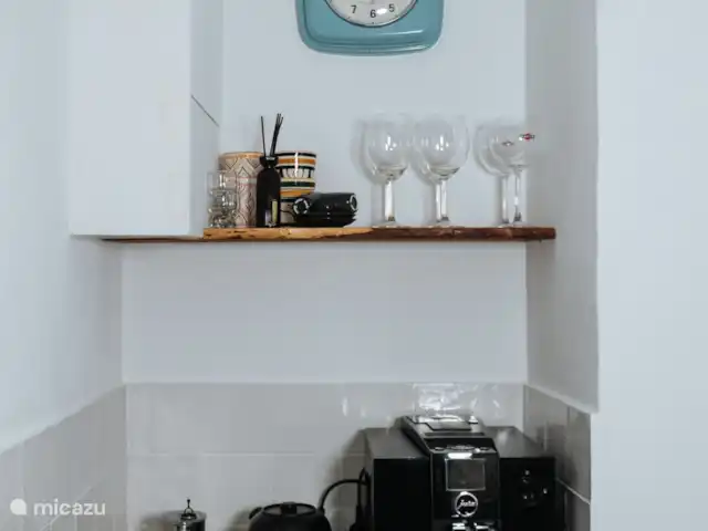 Casa Riad met ruim privé terras huren in Spanje, Costa del Sol, Málaga - appartement Bij binnenkomst in de keuken aan de linkerkant vind je de koffie- en theehoek. Er staan voor jullie bij binnenkomst 2 flesjes water klaar. Er staat een ander koffiezetapparaat is nu een nespresso.