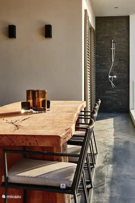 grote eettafel met 8 stoelen.