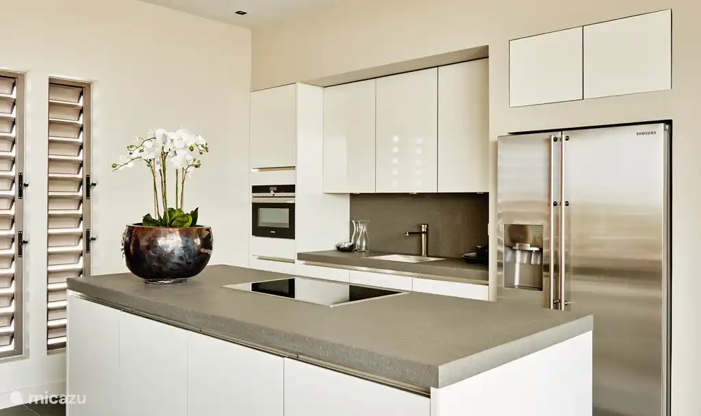 Luxe design keuken met kookeiland voorzien van alle benodigde apparatuur.