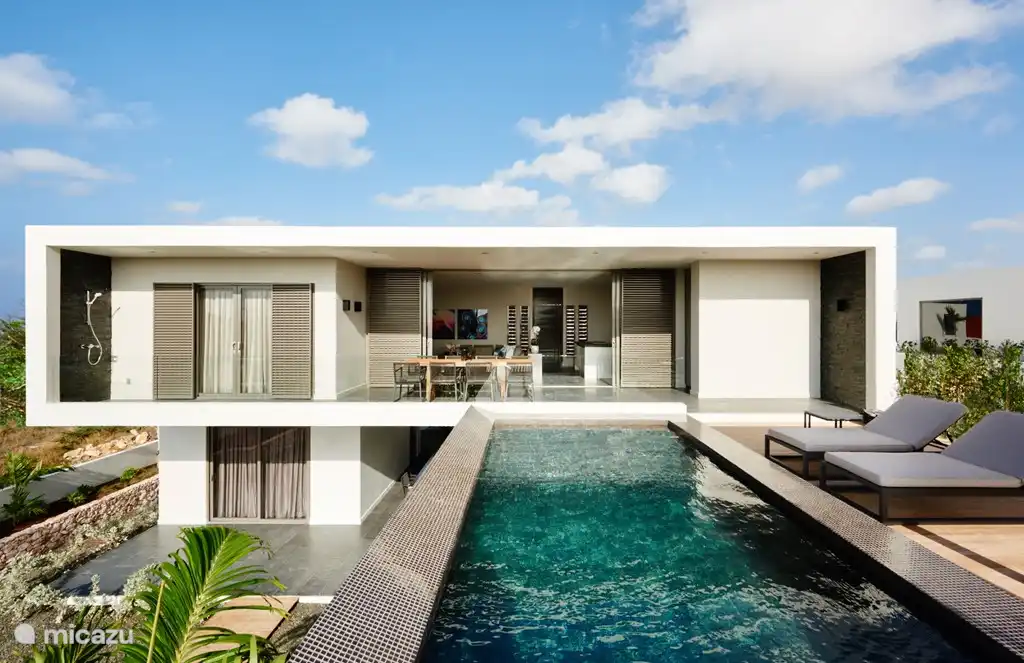 Ihre private Villa, Design von Eric Kuster, einer Kombination aus Glamour und Komfort. Villa Royale ist nur wenige Gehminuten von der berühmten Jan Thiel Beach.