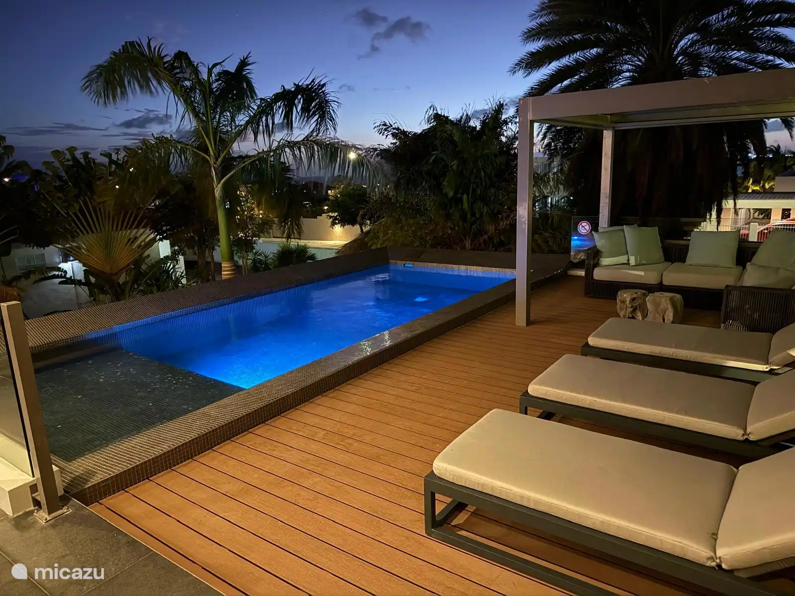 Privates Schwimmbad und Pooldeck