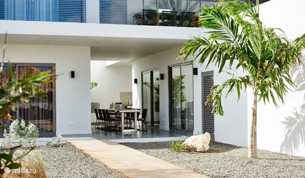 tropische tuin met palapa