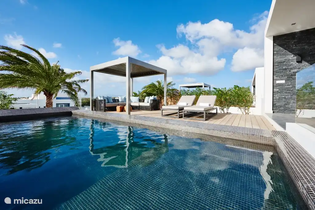 Het privé zwembad bevind zich op de bovenste verdieping en u heeft een prachtig uitzicht op de Caribische zee. 