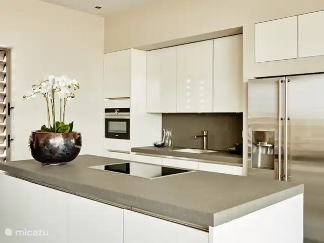 Villa Royale D | Curaçao, Banda Ariba (est), Jan Thiel - villa Cuisine design luxueuse avec îlot de cuisson avec tout l'équipement nécessaire.