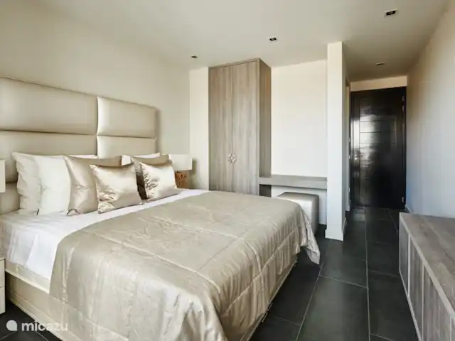 Villa Royale D | Curaçao, Banda Ariba (est), Jan Thiel - villa 3 chambres, chacune avec une salle de bain de luxe attenante.