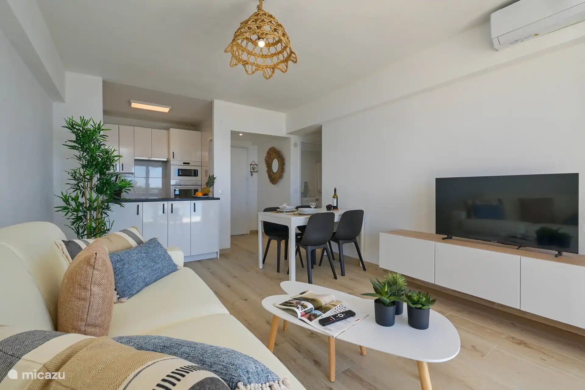 Wohnzimmer mit Schlafsofa