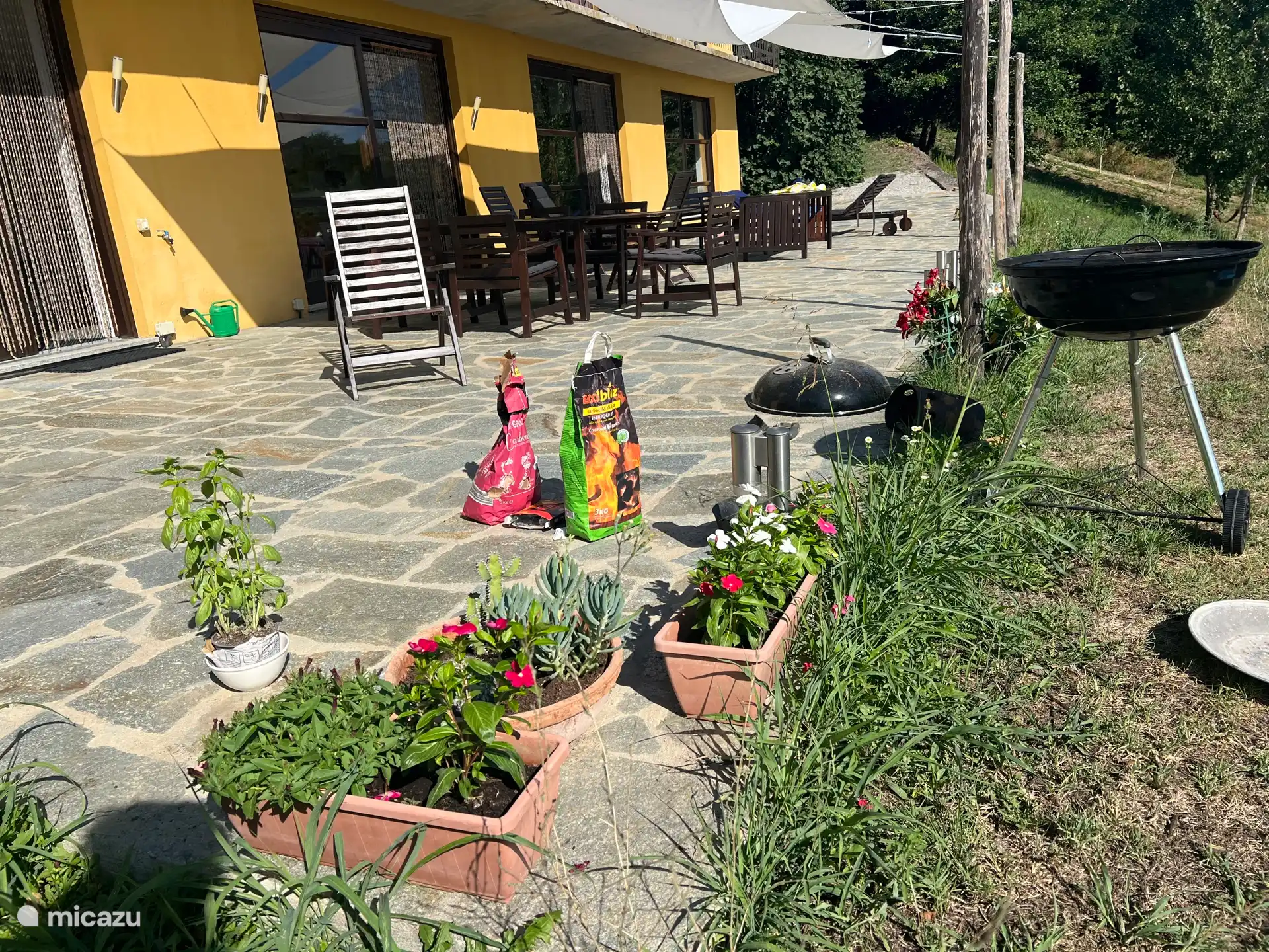 Een barbecue is aanwezig in Villa al Plin. 