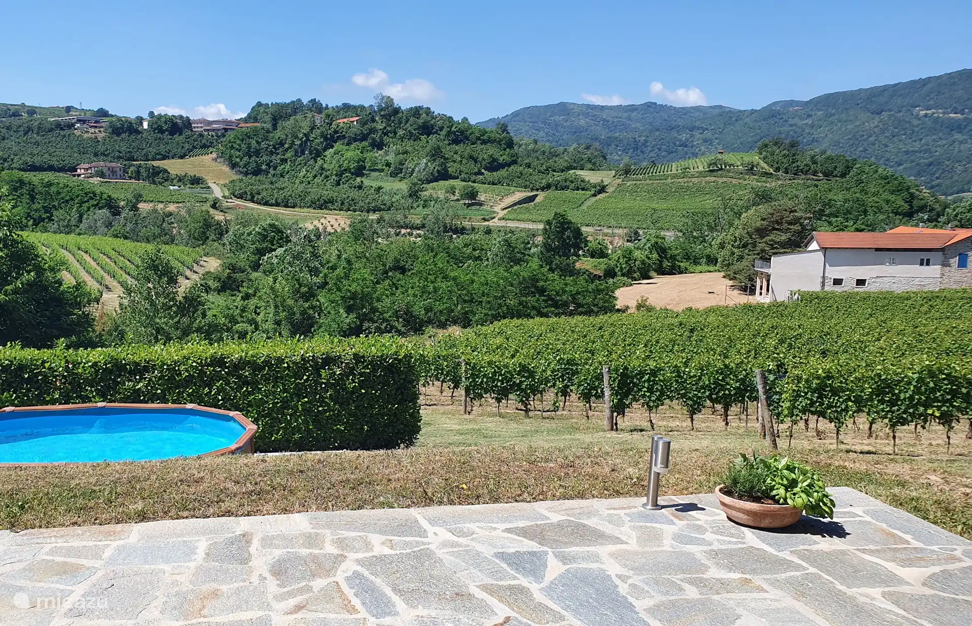 Entre las colinas con viñedos, en la zona de la UNESCO De Langhe. Solo por la vista, elegiría Villa al Plin.