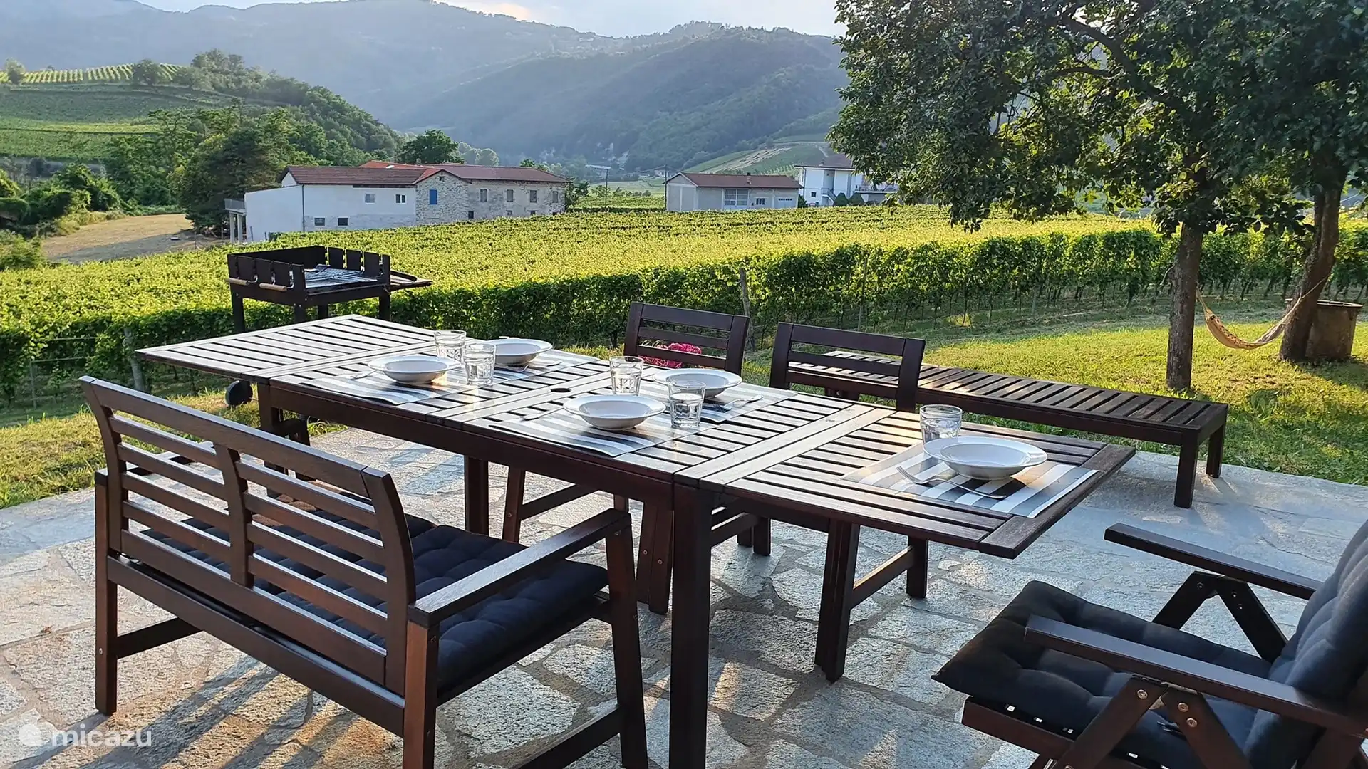 Mesa exterior, terraza con vistas al valle de Valbormida. 