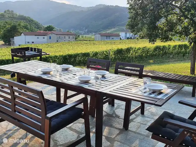 Villa al Plin huren in Italië, Piëmont, Vesime - villa Buitentafel, terras met uitzicht op de vallei Valbormida.