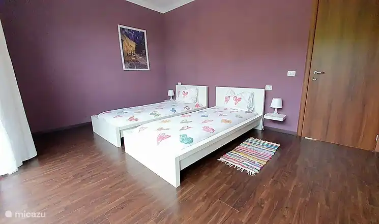 Uno de los dormitorios con camas individuales, que son fáciles de deslizar juntas. Esta habitación tiene acceso directo al baño con ducha y al rellano. Un armario y un perchero. Todas las habitaciones tienen ventiladores de techo.