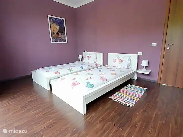Villa al Plin huren in Italië, Piëmont, Vesime - villa Eén van de slaapkamers met losse bedden, die eenvoudig tegen elkaar te schuiven zijn. Deze kamer heeft direct toegang tot de badkamer met douche en tot de overloop. Een hang-legkast en een kledingrek. Alle slaapkamers beschikken over een plafondventilator.