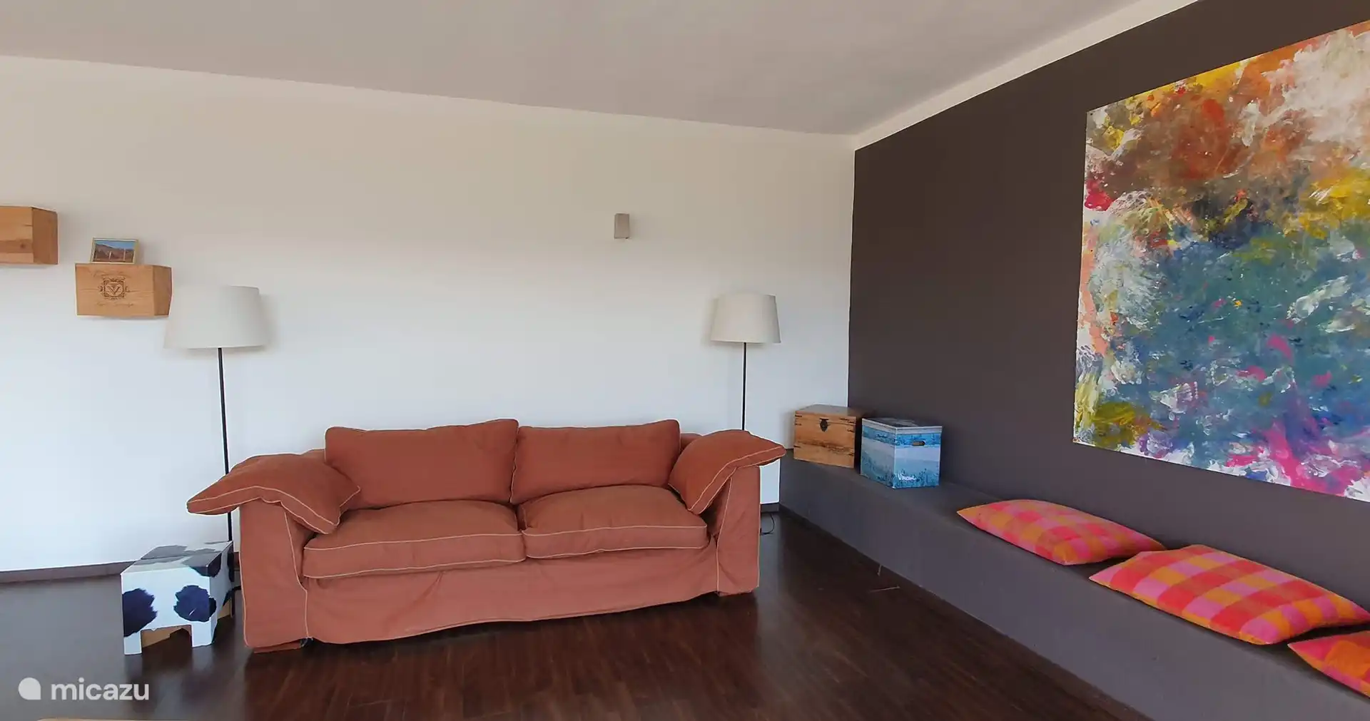 Sala de estar de Villa al Plin. Un sofá de 4 plazas, 2 sillones, cojines y una alfombra muy popular entre los niños, para jugar (ver quinta diapositiva).