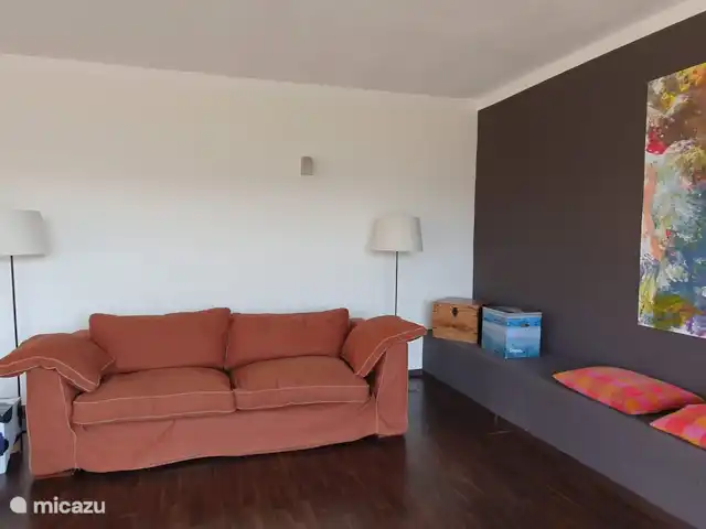 Villa al Plin huren in Italië, Piëmont, Vesime - villa Zithoek van Villa al Plin. Een 4-persoonsbank, 2 fauteuils, kussens en een kleed dat heel populair is bij kinderen, om op te spelen (zie vijfde dia).