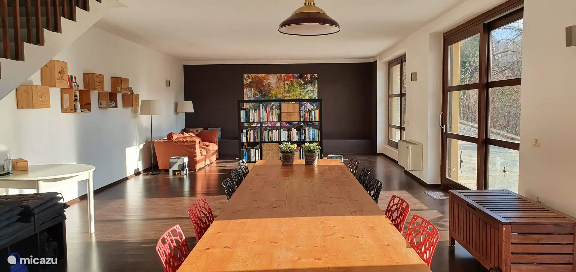 Mesa de comedor con vista al exterior. Espacio suficiente para 8 personas. Sillas altas también disponibles, 2 piezas.