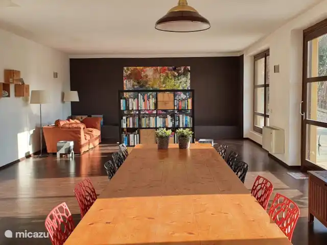Villa al Plin huren in Italië, Piëmont, Vesime - villa Eetkamertafel met uitzicht naar buiten. Ruimte genoeg voor 8 personen. Kinderstoelen ook beschikbaar, 2 stuks.