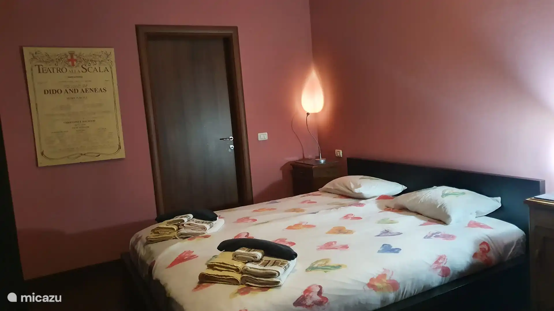 Uno de los dormitorios principales. Esta habitación tiene una cama doble de nada menos que 220 cm de largo. Una cómoda y un perchero. Acceso directo al baño con bañera, al rellano y al balcón.  