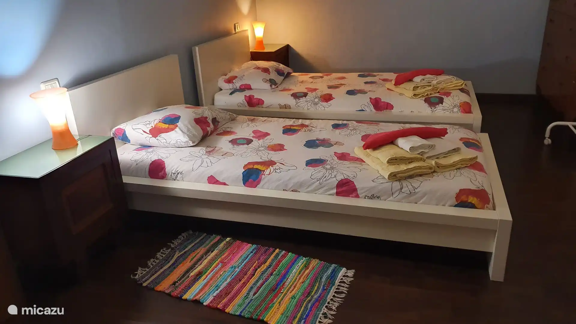 Uno de los dormitorios con camas individuales, que son fáciles de deslizar juntas. Esta habitación tiene acceso directo al baño con bañera y al rellano. Hay una cómoda y un perchero. 