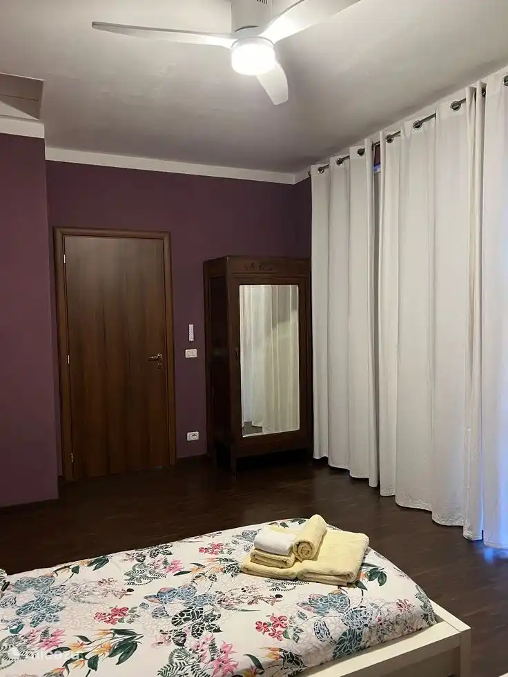 Todas las habitaciones tienen un ventilador de techo y espacio privado con guardarropas.