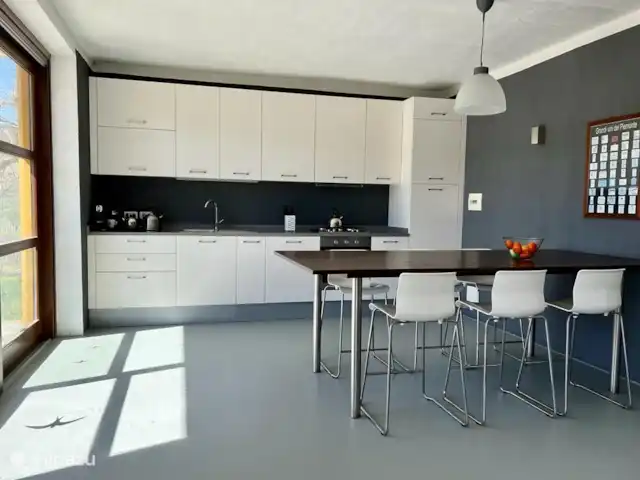 Villa al Plin huren in Italië, Piëmont, Vesime - villa In de open keuken staat een bartafel met 6 krukken. Handig voor ontbijt, borrel, of bijvoorbeeld het bereiden van het diner, met fantastische lokale ingrediënten.