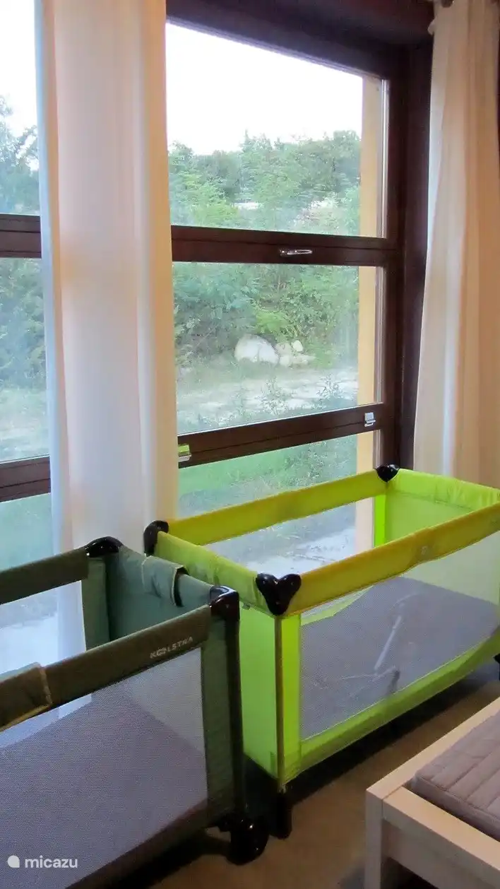 Dos camas de camping disponibles.