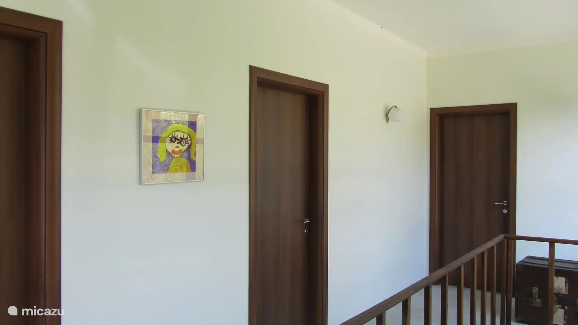 Rellano con puertas a los cuatro dormitorios. 