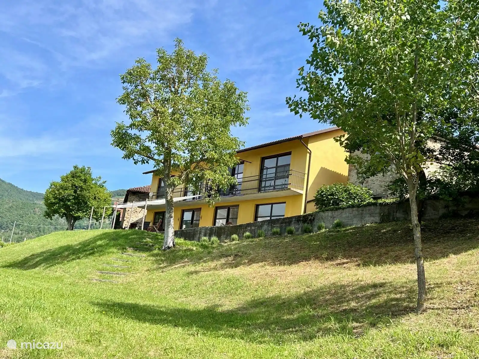 También hay mucho espacio alrededor de la casa. Por ejemplo, en el largo césped junto a la piscina, donde los niños pueden correr y jugar.