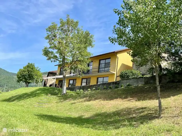 Villa al Plin huren in Italië, Piëmont, Vesime - villa Ook óm het huis is er veel ruimte. Bijvoorbeeld op het lange grasveld bij het zwembad, waar de kinderen heerlijk kunnen rennen en spelen.