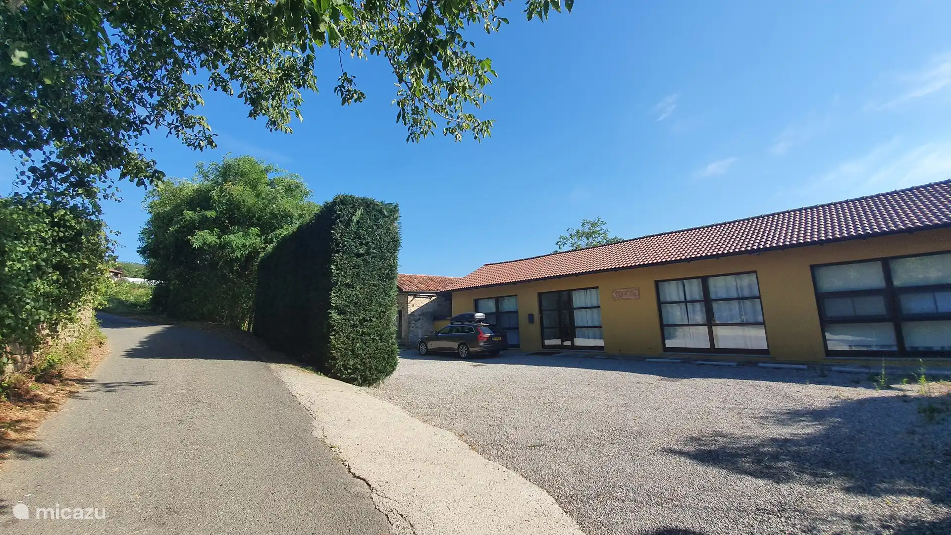 La villa está situada en una calle tranquila. Hay aparcamiento para varios coches.