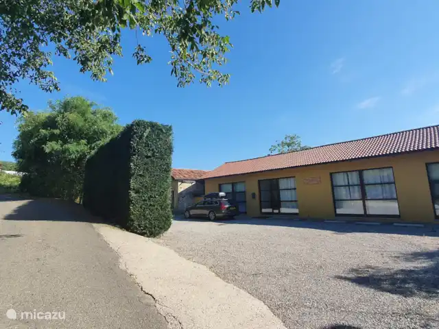 Villa al Plin huren in Italië, Piëmont, Vesime - villa De villa ligt aan een rustig weggetje. Er is parkeergelegenheid voor meerdere auto's.