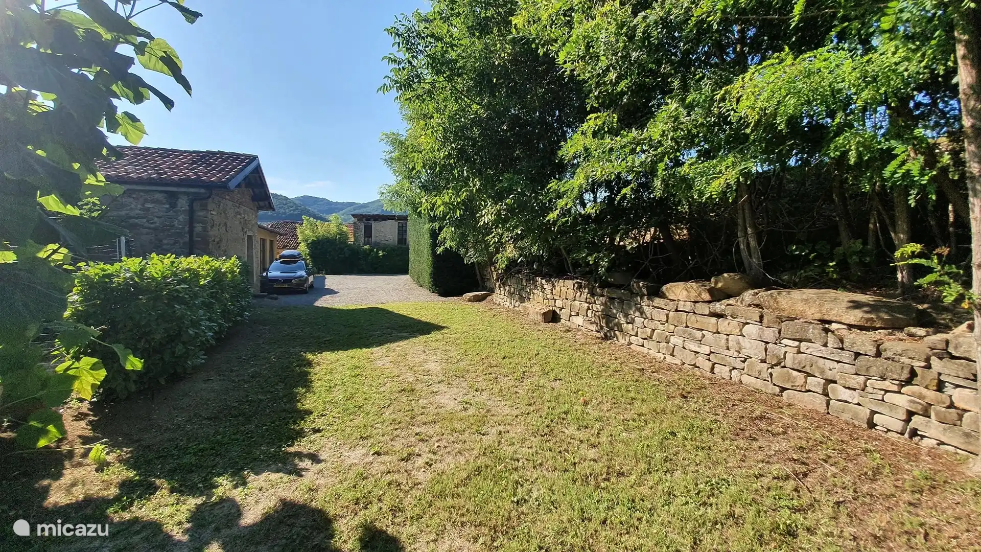 Mucho espacio de estacionamiento. 