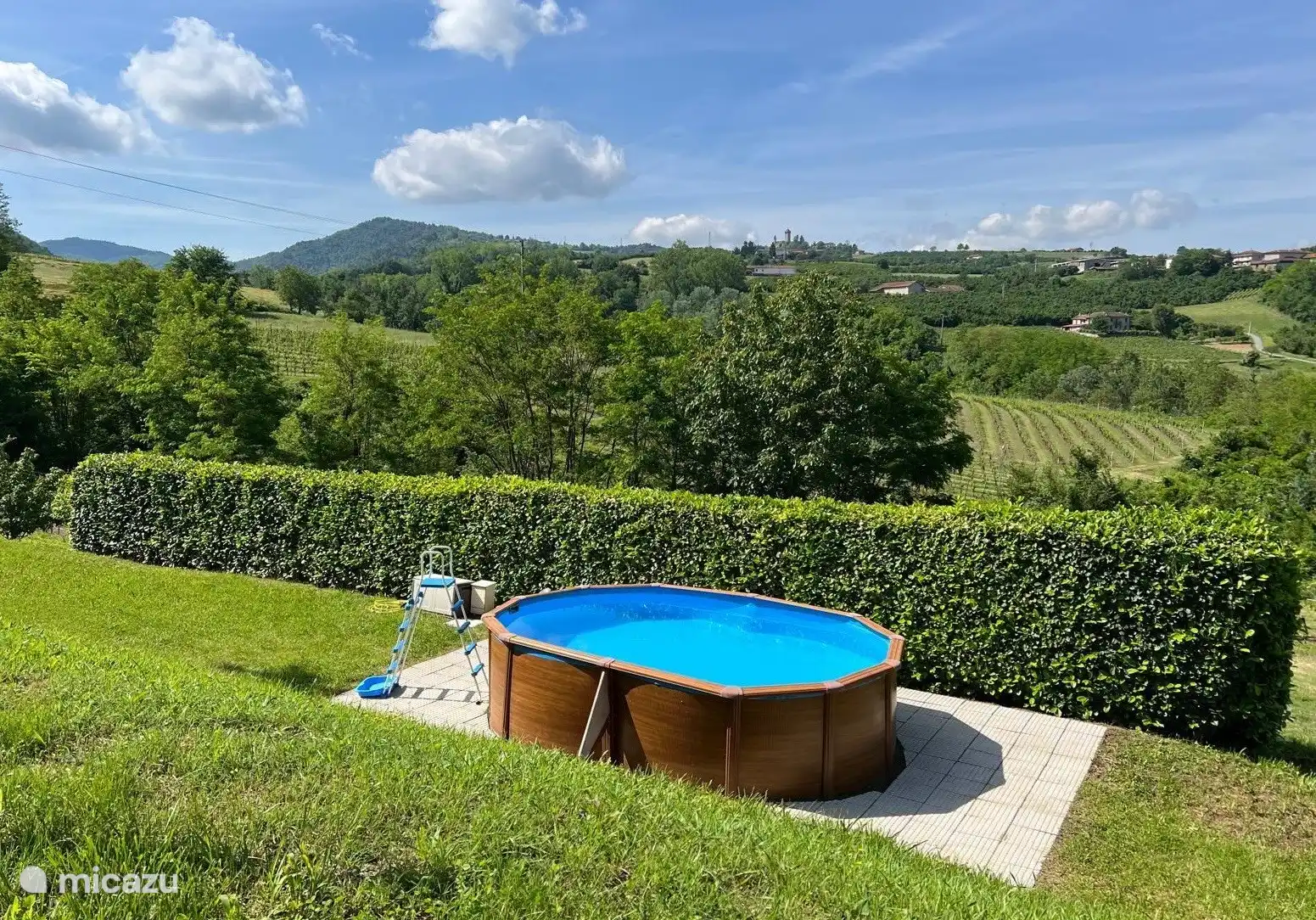Piscina elevada de 3,5 x 5 metros. ¡Genial para un chapuzón refrescante! Con hermosas vistas sobre las colinas y los viñedos.