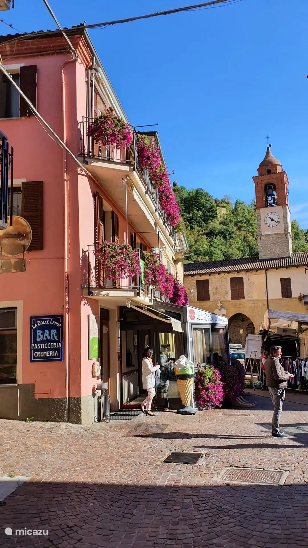 La dolce Langa. Una gran dirección para tomar un café, deliciosas galletas y deliciosos helados artesanales. En Vesime en la plaza del pueblo. ¡Recomendado! 