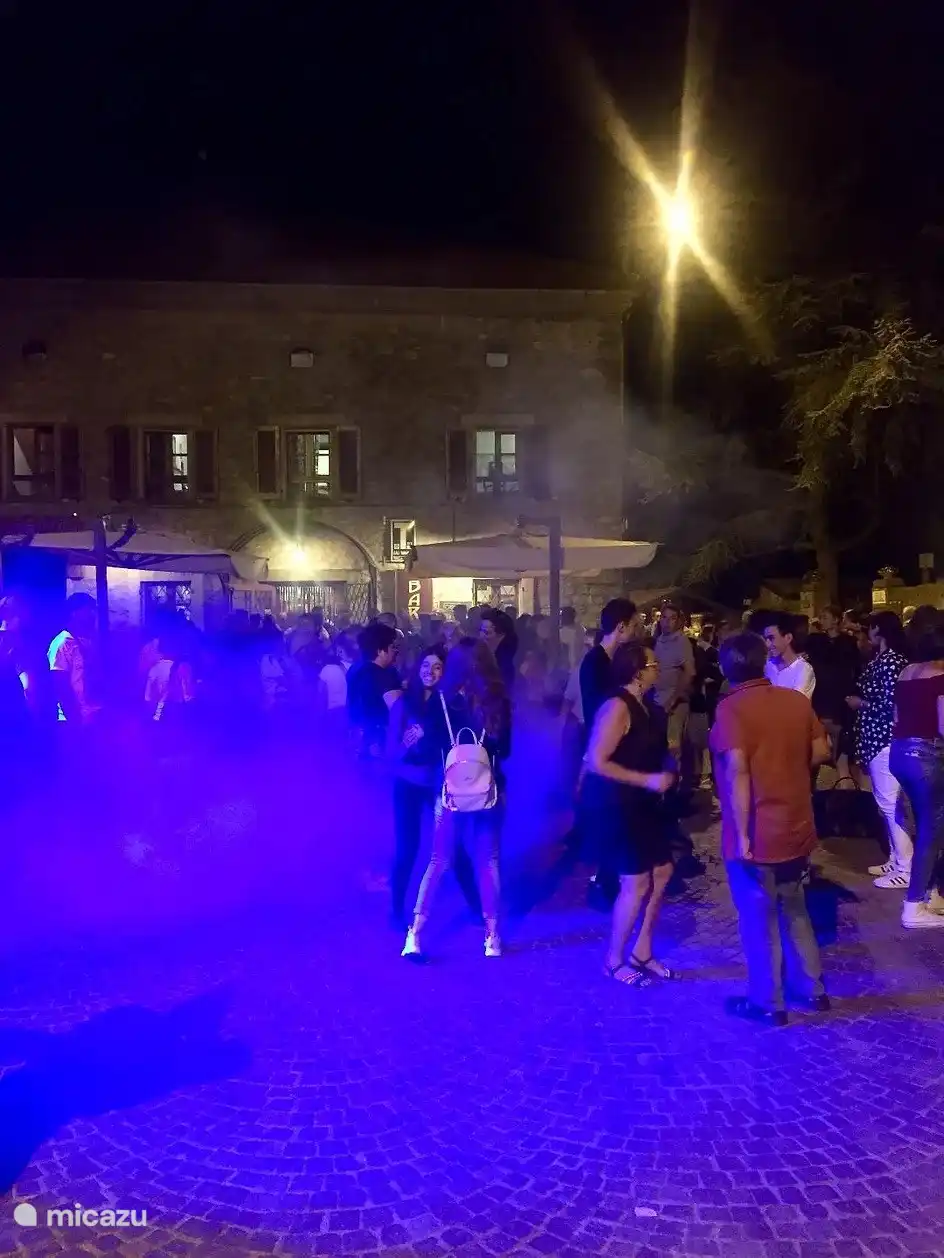 Las fiestas de los pueblos son muy regulares. ¡Muy buena experiencia! Por ejemplo, aquí en Roccaverano.
