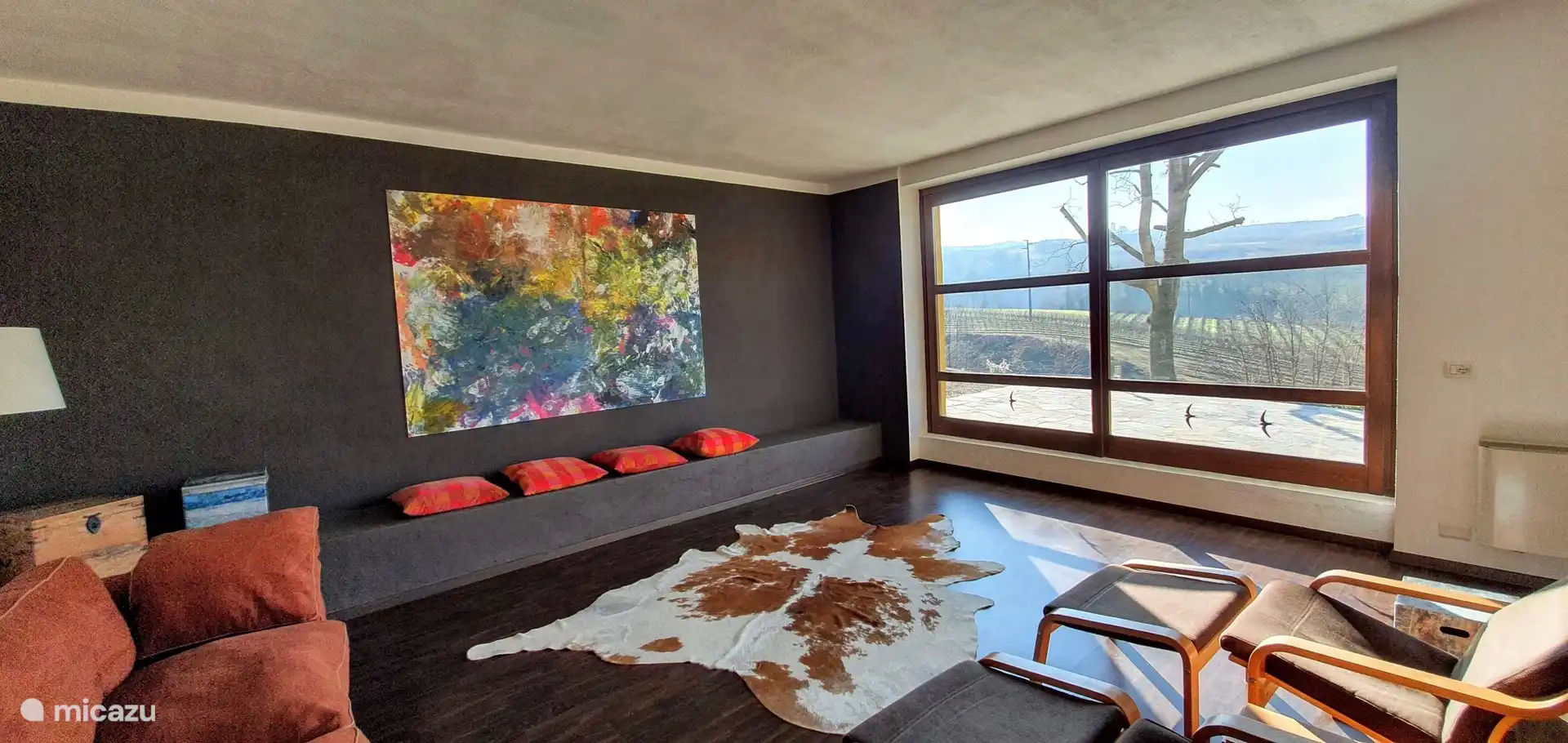 Una habitación con vistas ... la sala de estar que se encuentra adyacente a la gran terraza. Vista sobre el valle con viñedos y bosques.  