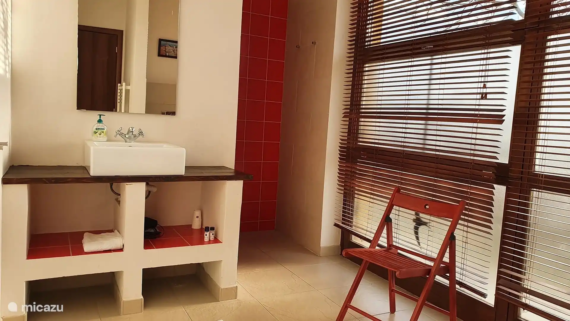 Cuarto de baño con ducha. En total hay dos baños, en la primera planta. También hay un aseo separado en la planta baja. 