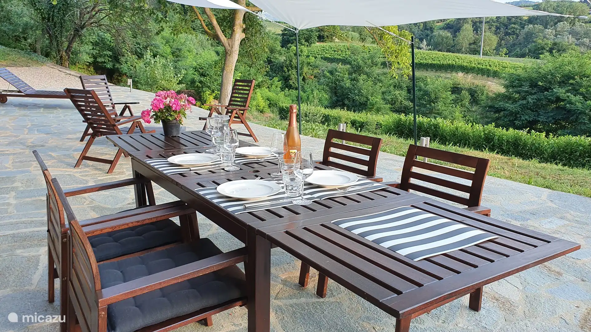 Preciosa terraza en todo el ancho de la casa. Muebles de jardín modernos (dos mesas grandes). La terraza está orientada al suroeste y se accede a través del salón, a través de tres grandes puertas correderas. 