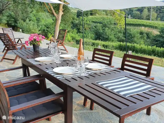 Villa al Plin huren in Italië, Piëmont, Vesime - villa Heerlijk terras over de hele breedte van het huis. Moderne tuinmeubelen (twee grote tafels). Het terras ligt op het Zuidwesten en is via de woonkamer, via drie grote schuifdeuren toegankelijk.