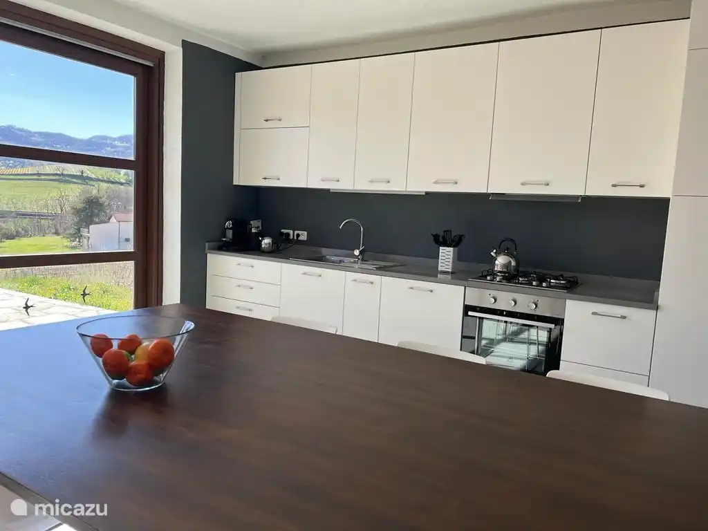 Una cocina abierta, con puerta corredera a la terraza. La cocina se instaló en 2023 y está totalmente equipada; nevera-congelador, cocina de gas, horno, cafetera Nespresso, vajilla, cubiertos, sartenes, etc. 