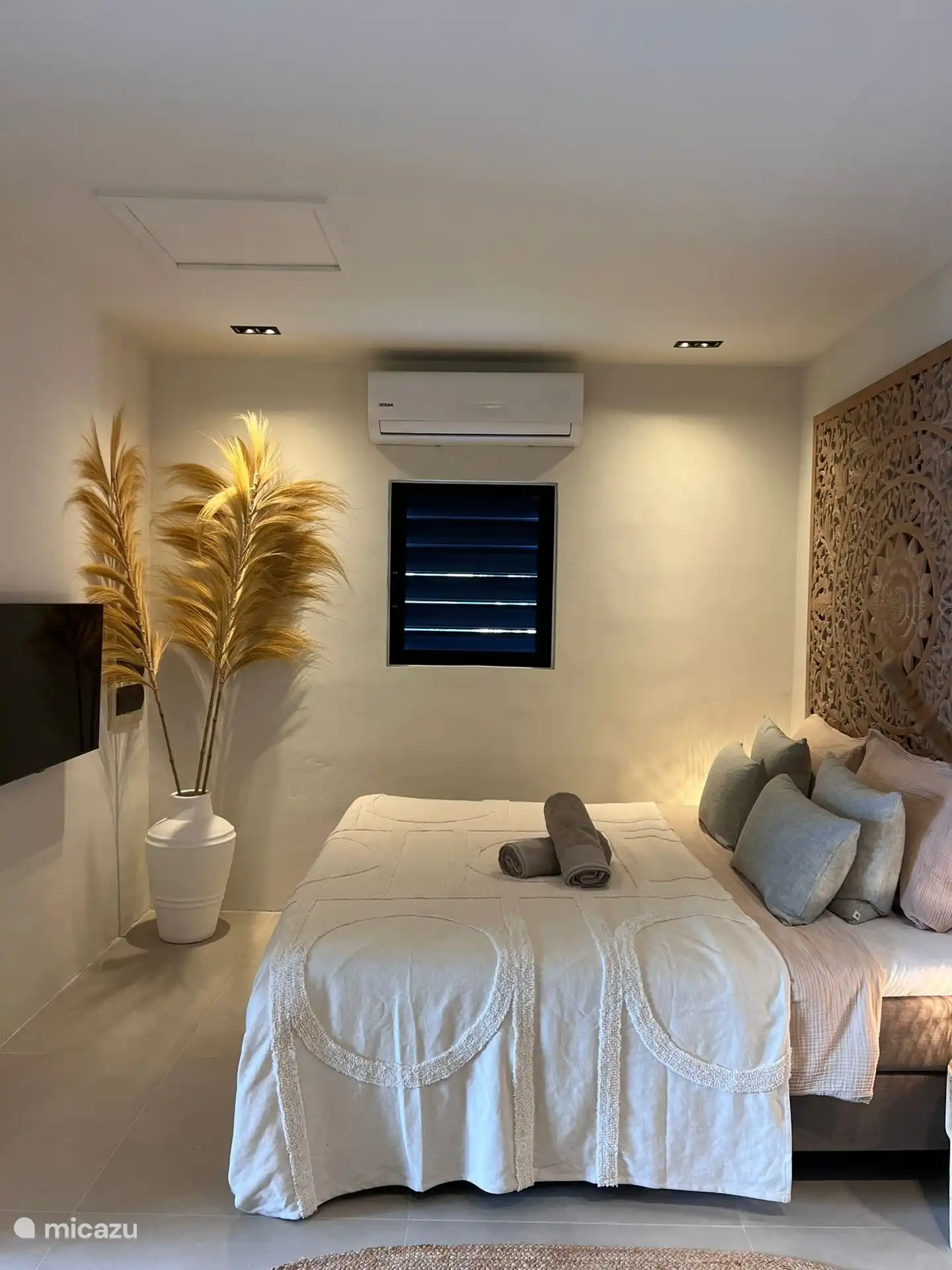 Im Schlafzimmer befindet sich ein Smart-TV mit Iptv.