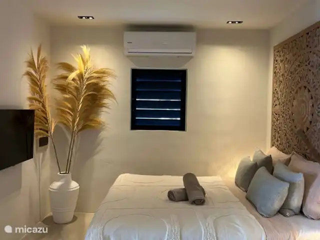 Élégant et nouveau : Bamboo Bungalow | Curaçao, Banda Ariba (est), Brakkeput Abou - appartement Dans la chambre, il y a une télévision intelligente avec Iptv.