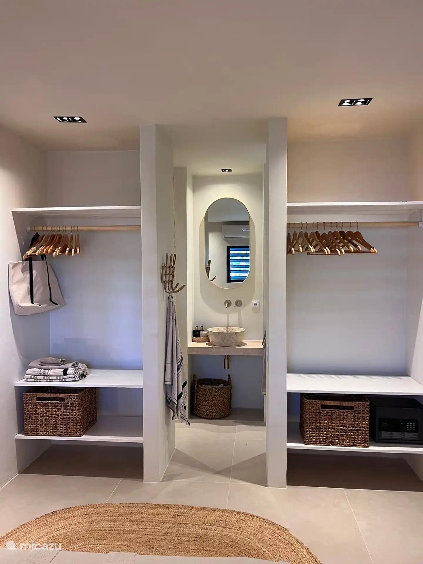 Viel Stauraum mit einem Safe.