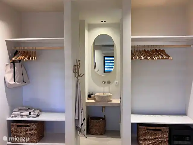 Élégant et nouveau : Bamboo Bungalow | Curaçao, Banda Ariba (est), Brakkeput Abou - appartement Grand espace de rangement avec coffre-fort.
