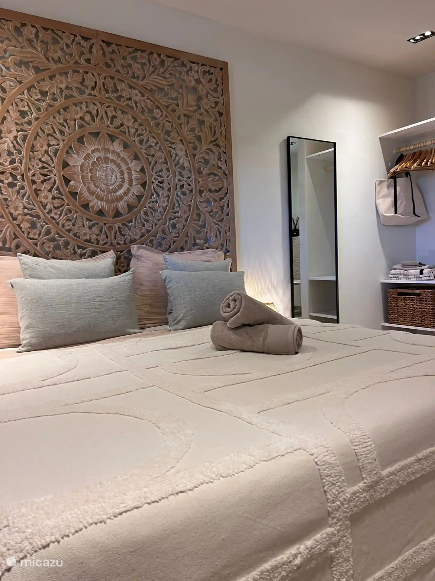 Schöne Bettdecken und Kissen.