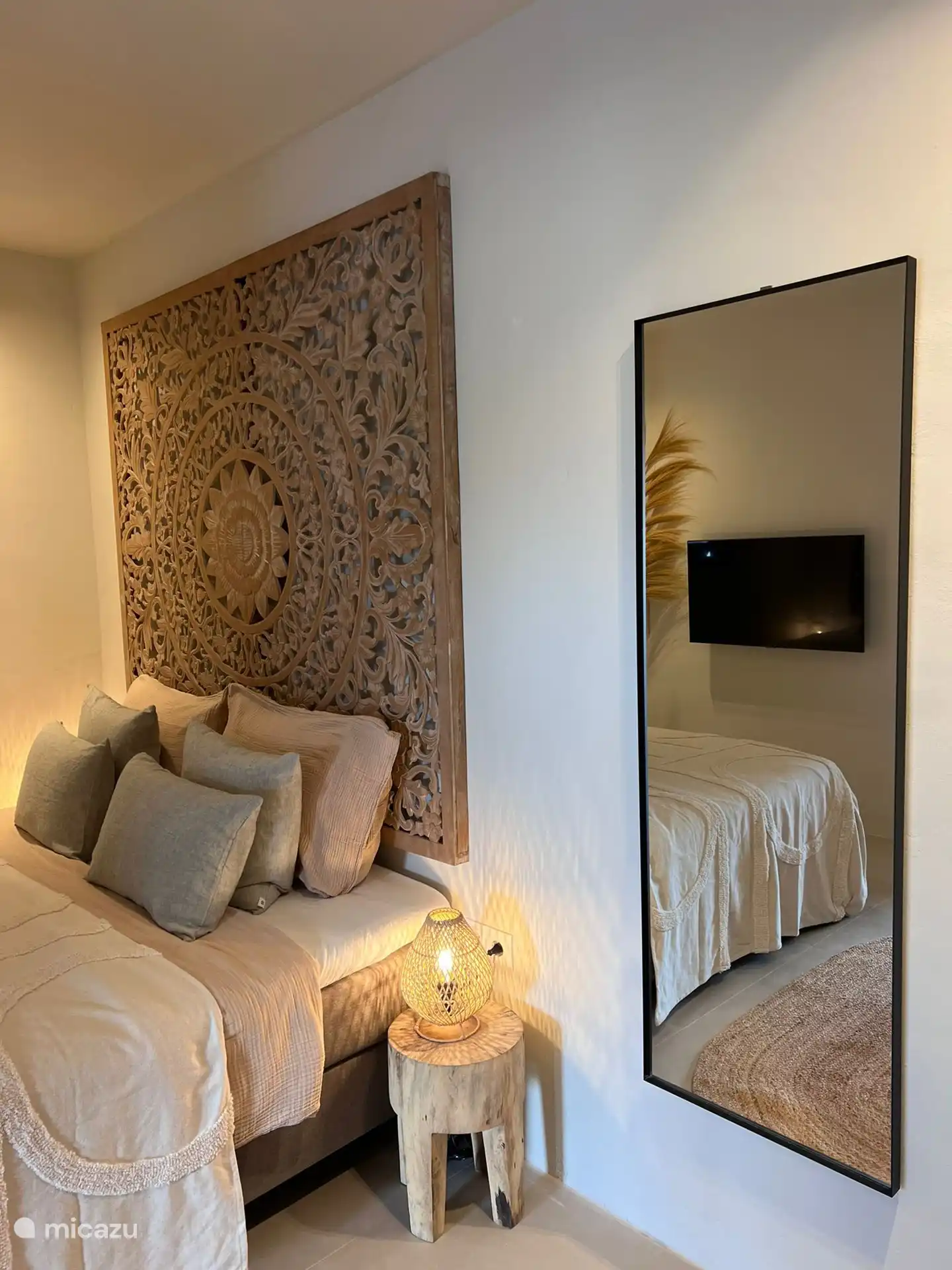 Fernsehen im Bett. Wir haben einen Smart-TV mit Iptv. 