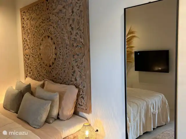 Élégant et nouveau : Bamboo Bungalow | Curaçao, Banda Ariba (est), Brakkeput Abou - appartement Regarder la télévision au lit. Nous avons une télévision intelligente avec Iptv.