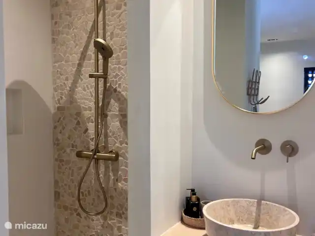 Élégant et nouveau : Bamboo Bungalow | Curaçao, Banda Ariba (est), Brakkeput Abou - appartement Une belle douche.