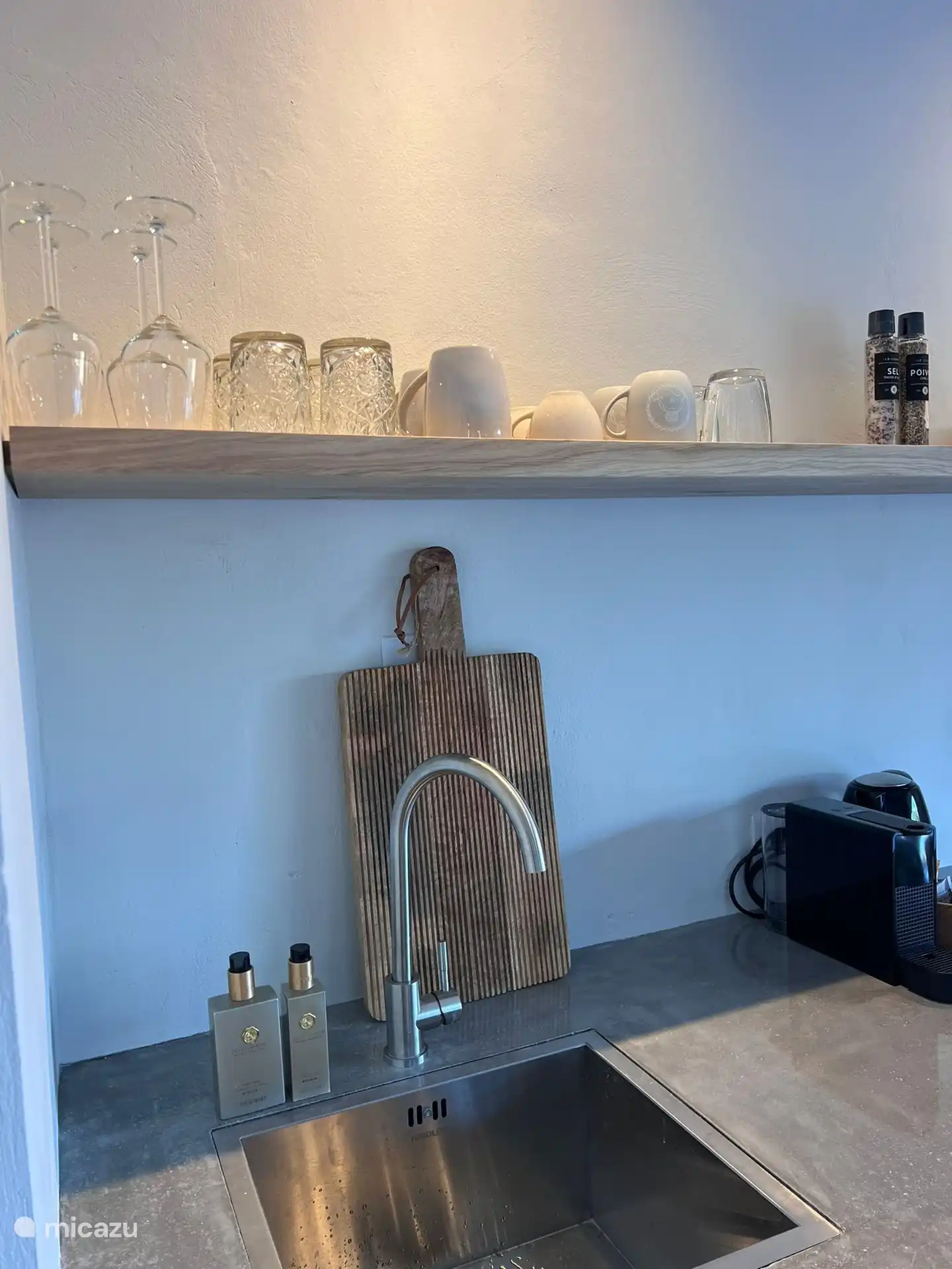 Mit umfangreichem Geschirr und Küchenutensilien.