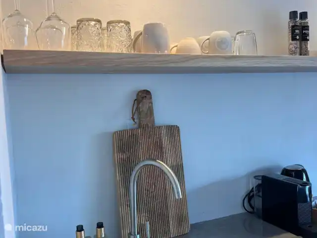 Élégant et nouveau : Bamboo Bungalow | Curaçao, Banda Ariba (est), Brakkeput Abou - appartement Avec beaucoup de vaisselle et d’ustensiles de cuisine.